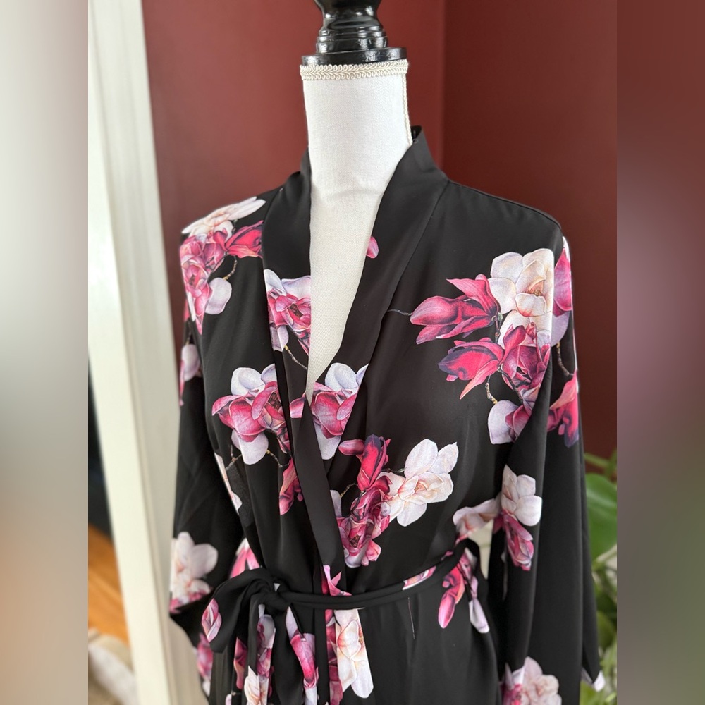 Black Floral Magnolia Kimono Robe - Picture 2 of 9